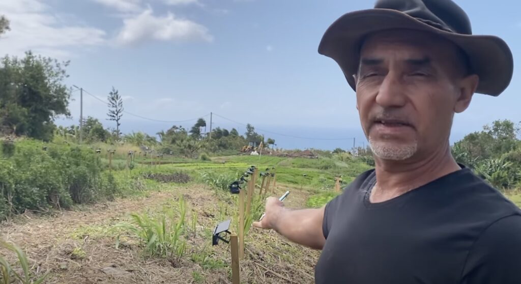 lampes solaires dans les champs d'agriculteurs Jean Pierrot Pausé