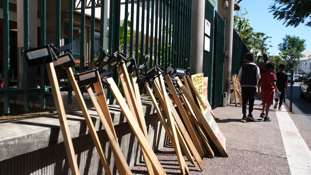 manifestation XR Extinction Rebellion contre les leds agricoles devant la sous préfecture de Saint-Paul.