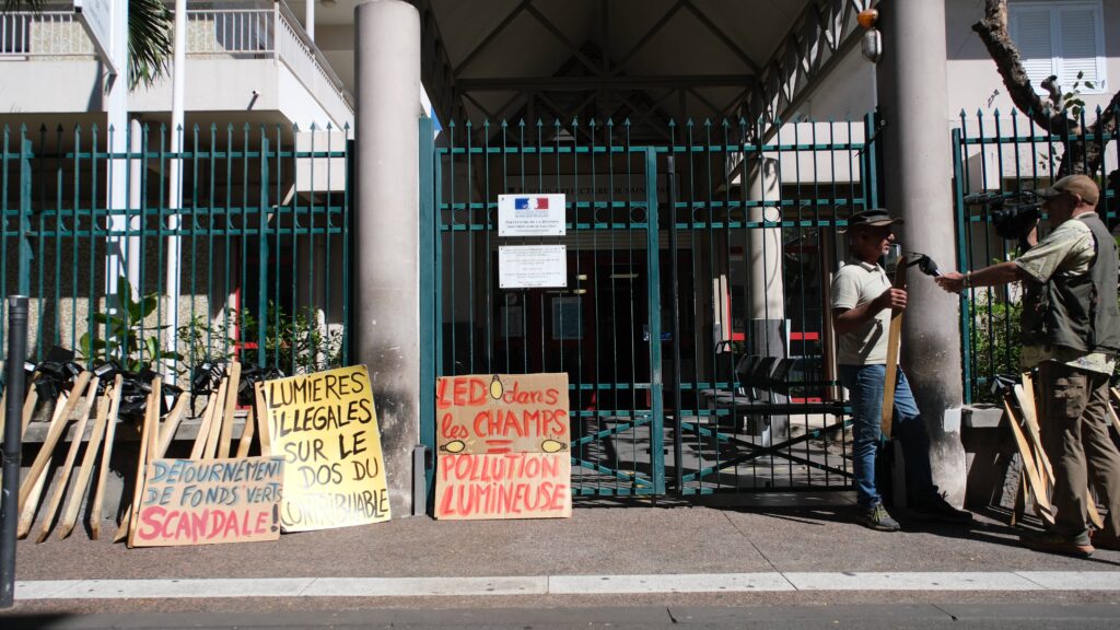 manifestation XR Extinction Rebellion contre les leds agricoles devant la sous préfecture de Saint-Paul.