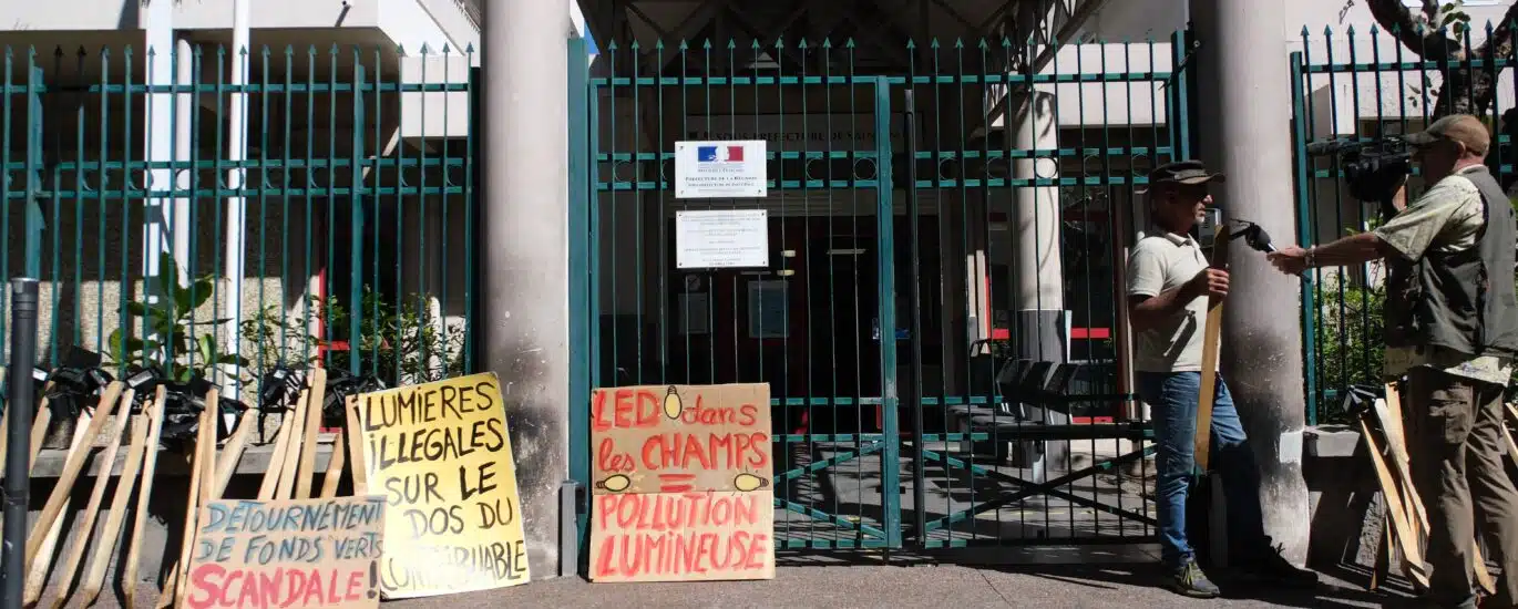 manifestation XR Extinction Rebellion contre les leds agricoles devant la sous préfecture de Saint-Paul.