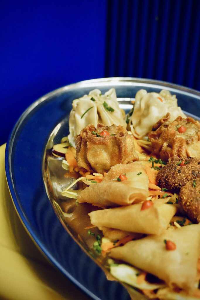 &Agrave; partager, samoussas, bouchons, bonbons piments.