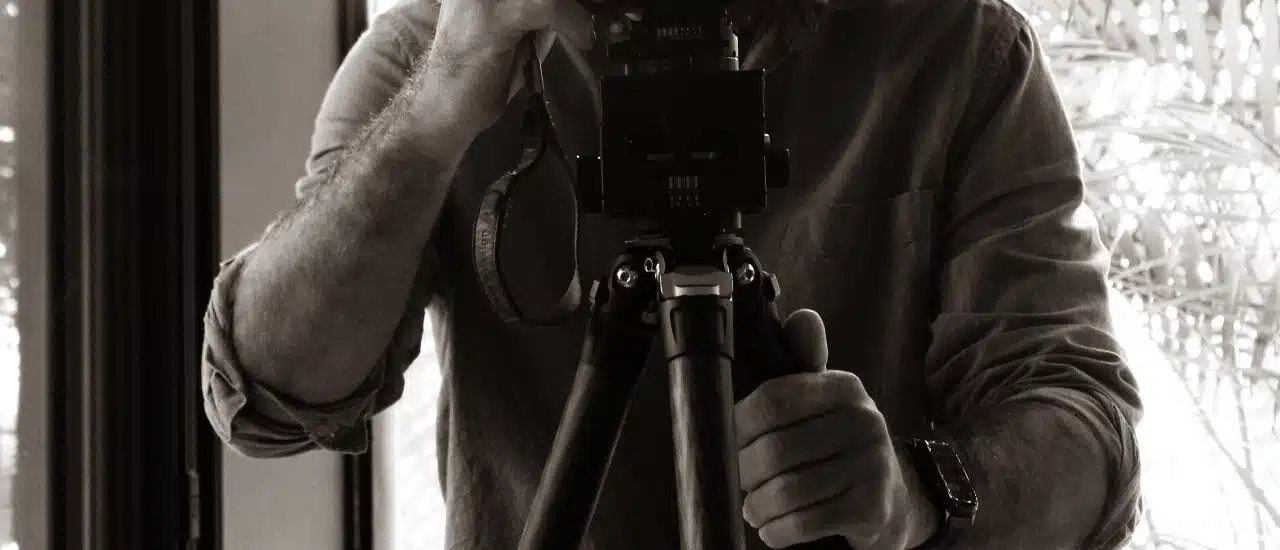 Le photographe photographié. Loris Gazut derrière sa caméra.