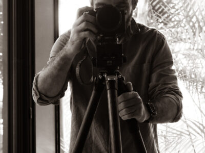 Le photographe photographié. Loris Gazut derrière sa caméra.