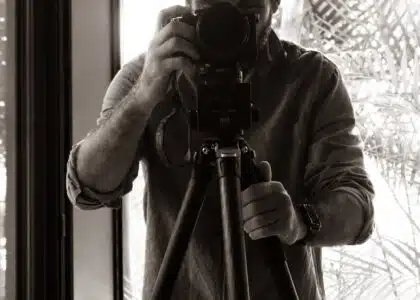 Le photographe photographié. Loris Gazut derrière sa caméra.