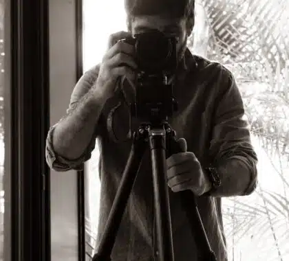 Le photographe photographié. Loris Gazut derrière sa caméra.