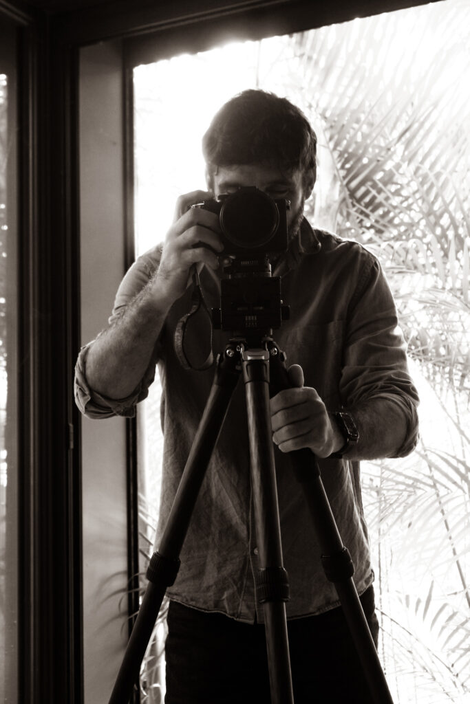 Le photographe photographi&eacute;. Loris Gazut derri&egrave;re sa cam&eacute;ra.