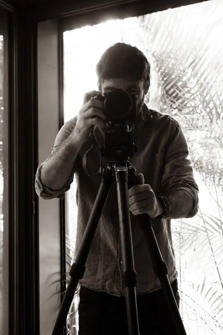 Le photographe photographié. Loris Gazut derrière sa caméra.