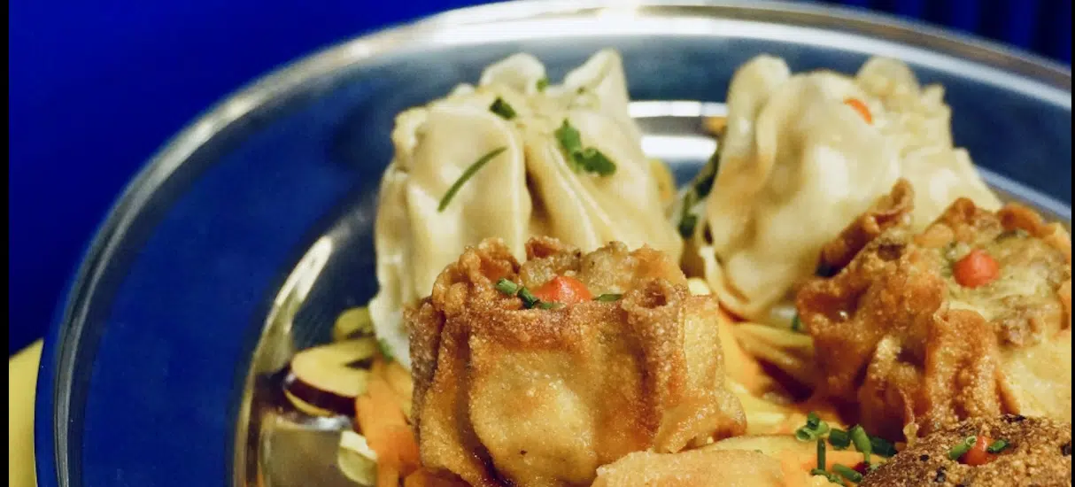 À partager, samoussas, bouchons, bonbons piments.