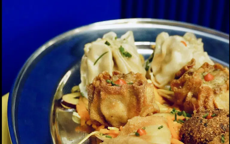 À partager, samoussas, bouchons, bonbons piments.