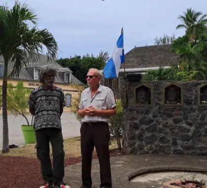 Commémoration à Saint Leu devant le monument en l'honneur des esclaves révoltés. A l’arrière le drapeau des insurgés. Yvrin Rosalie pour le Komité Eli et Jean Max Hoarau pour la Libre Pensée. Nov 2025.