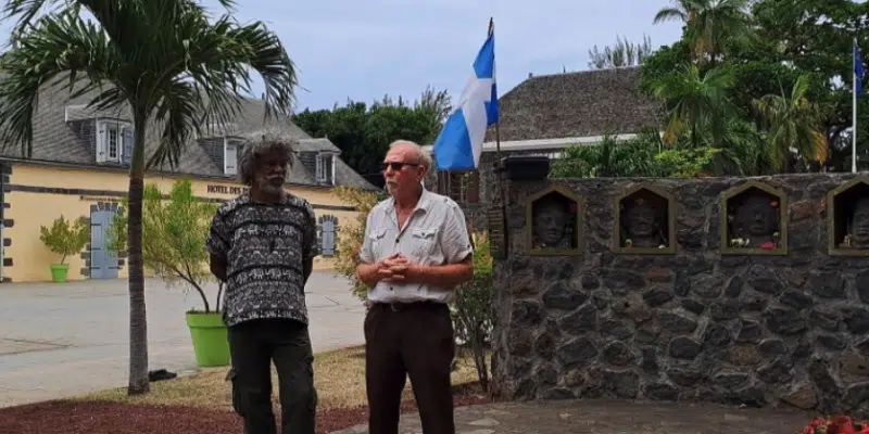 Commémoration à Saint Leu devant le monument en l'honneur des esclaves révoltés. A l’arrière le drapeau des insurgés. Yvrin Rosalie pour le Komité Eli et Jean Max Hoarau pour la Libre Pensée. Nov 2025.
