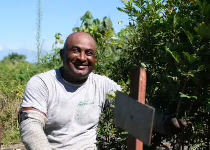Jean-Luc, horticulteur sur le terrain avec le sourire.