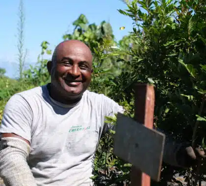 Jean-Luc, horticulteur sur le terrain avec le sourire.