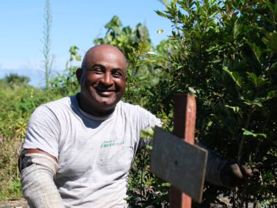 Jean-Luc, horticulteur sur le terrain avec le sourire.