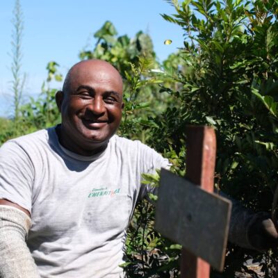 Jean-Luc, horticulteur sur le terrain avec le sourire.