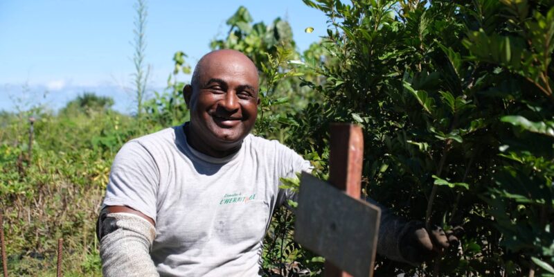Jean-Luc, horticulteur sur le terrain avec le sourire.