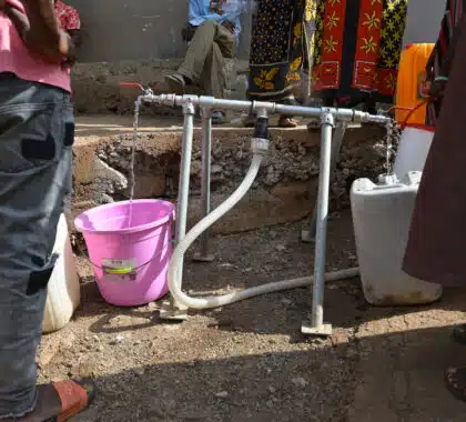 Livraison d'eau potable par la Croix rouge française dans un village à Mayotte. © Olivier Ceccaldi