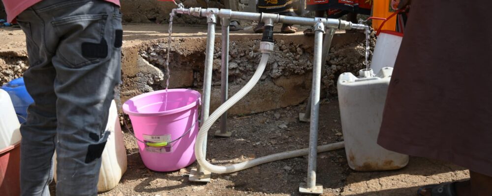 Livraison d'eau potable par la Croix rouge française dans un village à Mayotte. © Olivier Ceccaldi