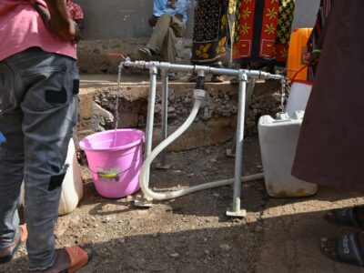 Livraison d'eau potable par la Croix rouge française dans un village à Mayotte. © Olivier Ceccaldi