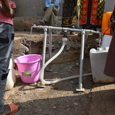 Livraison d'eau potable par la Croix rouge française dans un village à Mayotte. © Olivier Ceccaldi