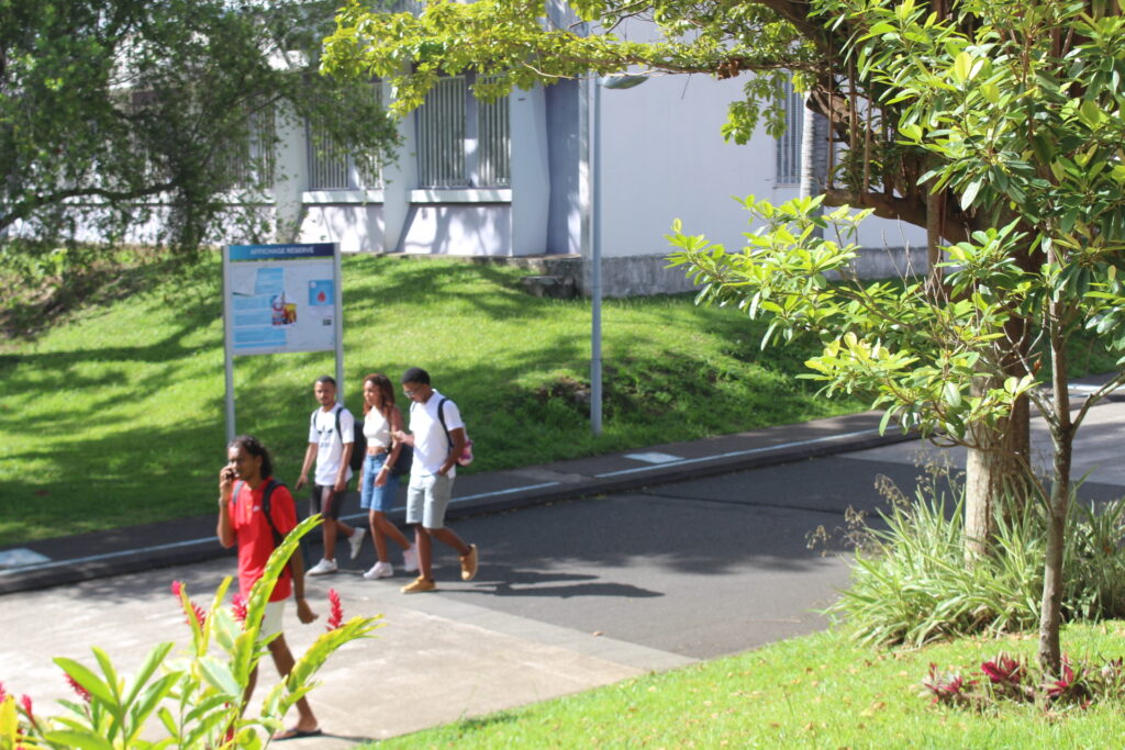 Étudiants dans les allées de l'université du Tampon.