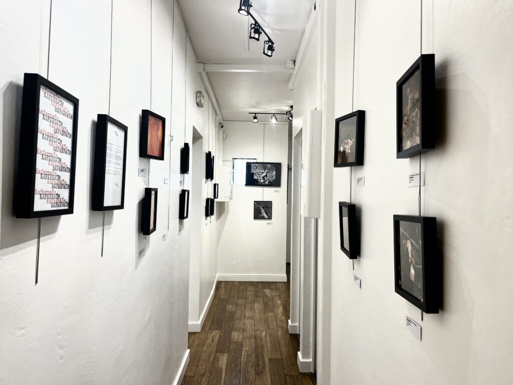 Entrée de l'exposition Kafarnaüm au Alidou Culture Bar.