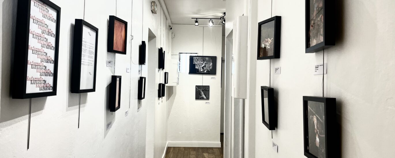 Entrée de l'exposition Kafarnaüm au Alidou Culture Bar.