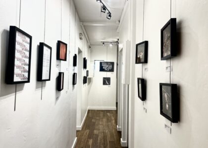 Entrée de l'exposition Kafarnaüm au Alidou Culture Bar.