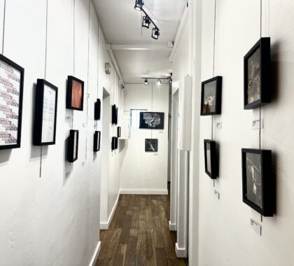 Entrée de l'exposition Kafarnaüm au Alidou Culture Bar.