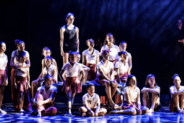 La troupe du spectacle des bagnes d'enfants.