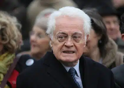 Lionel Jospin lors de la cérémonie d'inauguration de la place Louis Baillot dans le 18e arrondissement de Paris, le 12 janvier 2012 © Wiki Commons