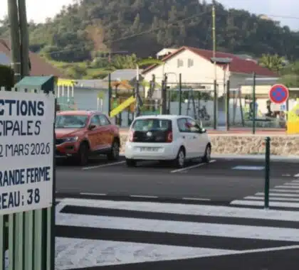 L’école de la Grande Ferme, bureau de vote numéro 38 au Tampon, s’est prononcé d’une courte tête en faveur du maire sortant, Patrice Tien Ah Koon. © Tom Savary