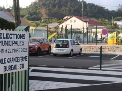 L’école de la Grande Ferme, bureau de vote numéro 38 au Tampon, s’est prononcé d’une courte tête en faveur du maire sortant, Patrice Tien Ah Koon. © Tom Savary